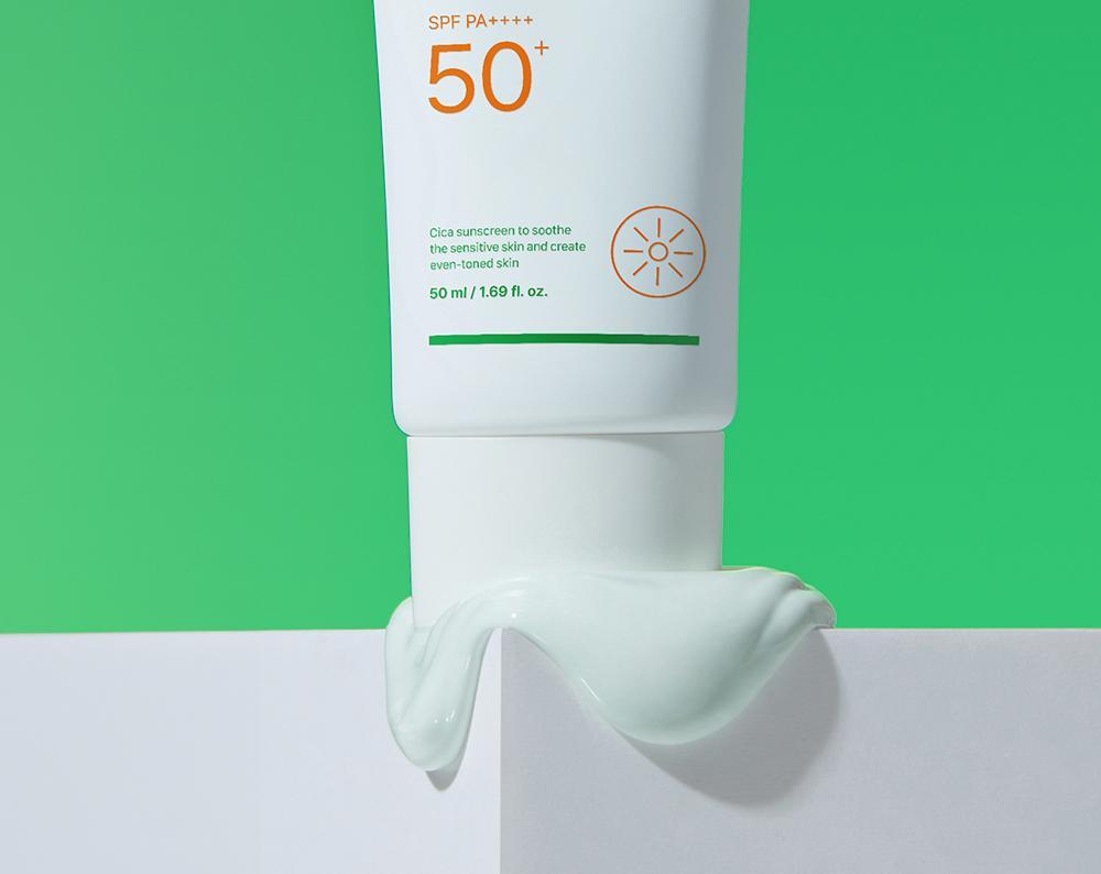 민감 피부 진정시키고 흔적 잡는 진정 선크림. 리얼베리어 시카 그린 톤업 선크림 SPF 50+ PA++++